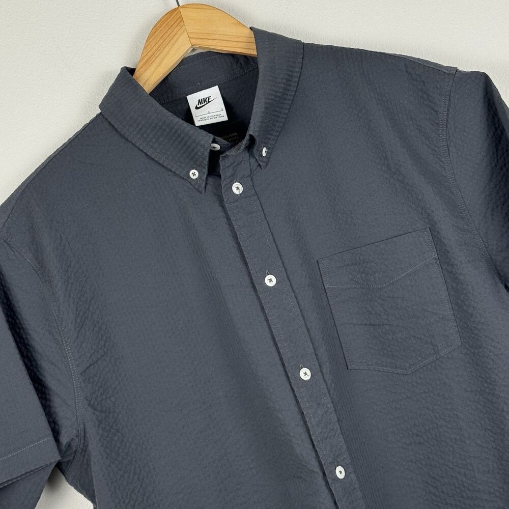 Nike Life Men's Short-Sleeve Seersucker Button-Down Shirt Grey FN3222-060 Medium